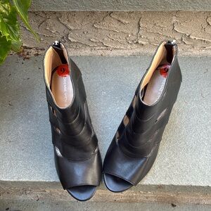 Adrienne Vittadini Peep Toe Buttery  Leather 4”
Gladiator Heeled Great Size 9.5